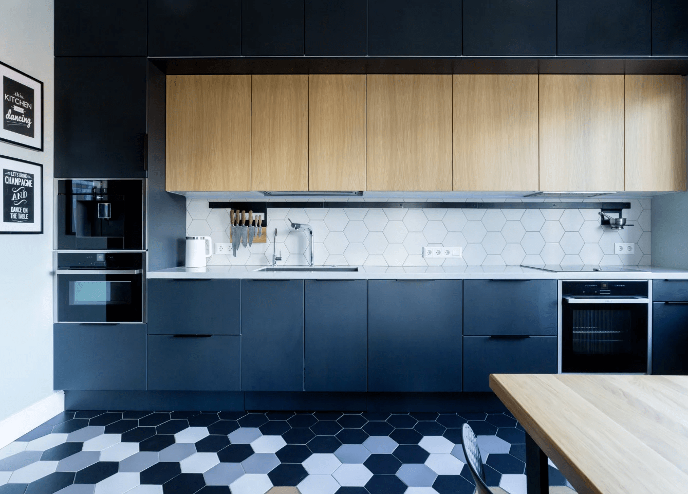Темная синяя кухня современная